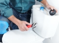Bỏ túi 3 cách xử lý bàn chải đánh răng rơi vào bồn cầu hiệu quả