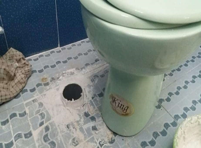 Bồn cầu bốc m&ugrave;i h&ocirc;i khi xả nước do bị hở