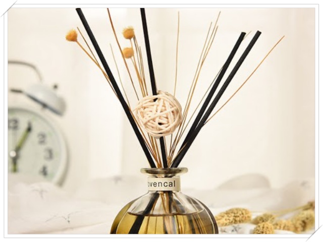 dùng cây sậy làm nước xịt phòng