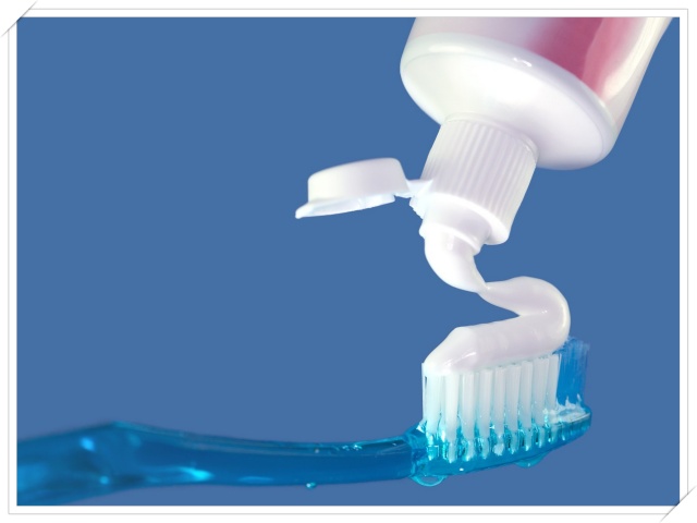 tẩy trắng vòi inox với kem đánh răng