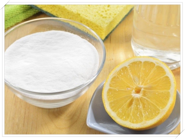 làm sạch vòi nước với chanh và baking soda
