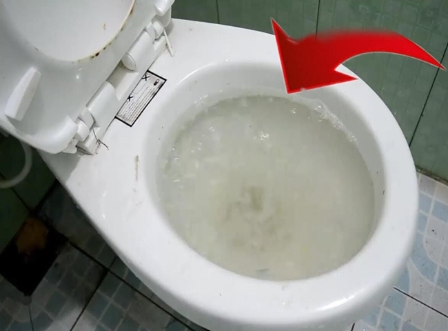 Dấu hiệu nhận biết hầm cầu kh&ocirc;ng r&uacute;t nước nhanh