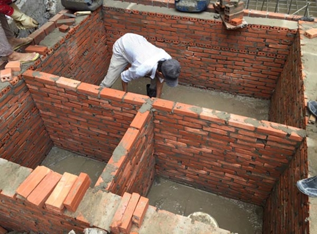 hầm cầu tự hoại 3 ngăn l&agrave;m bằng chất liệu gạch nung