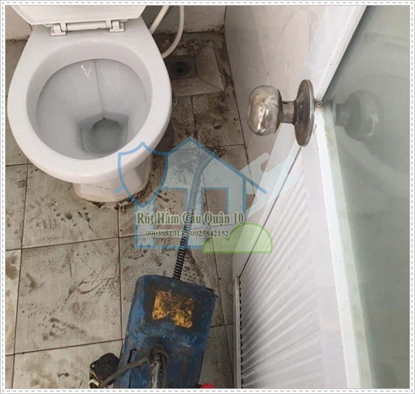 Nguyên nhân nhà cầu có mùi hôi khó chịu