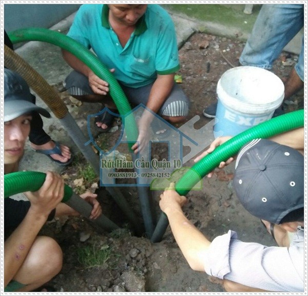 C&aacute;ch xử l&yacute; bồn cầu tr&agrave;o ngược nước nhanh nhất tại nh&agrave;