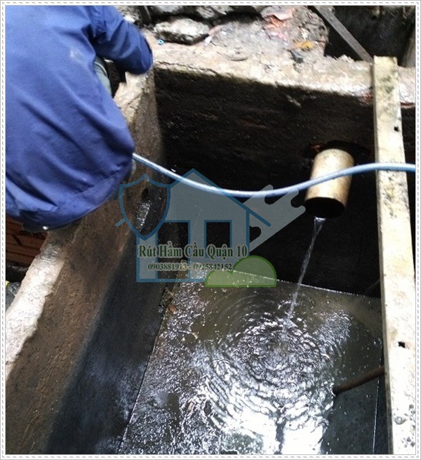Nguy&ecirc;n nh&acirc;n hầm cầu kh&ocirc;ng r&uacute;t nước