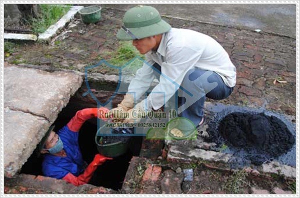 Tại sao th&ocirc;ng nghẹt b&ocirc;̀n c&acirc;̀u phải di chuy&ecirc;̉n ra b&ecirc;n ngoài